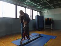 幼児と保護者のスラックライン体験タイム